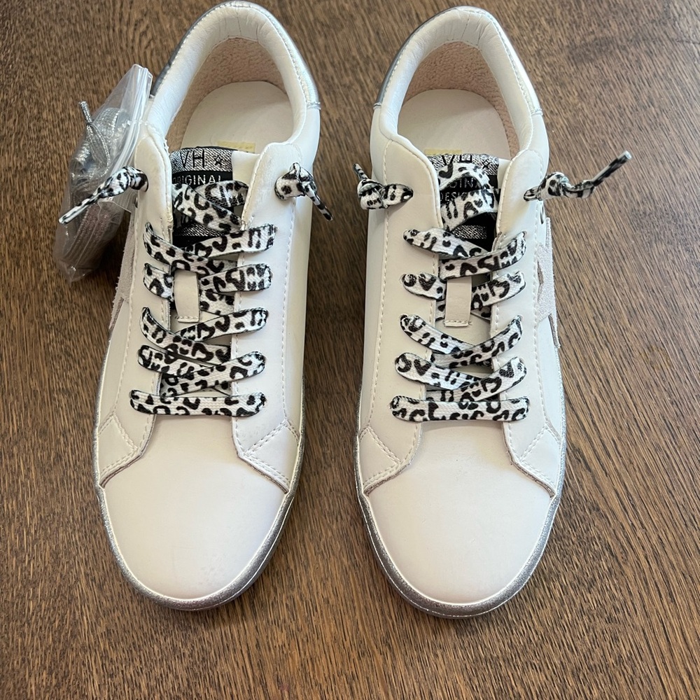Vintage Havana women’s epic metallic lace up sneakers casual in white size 8